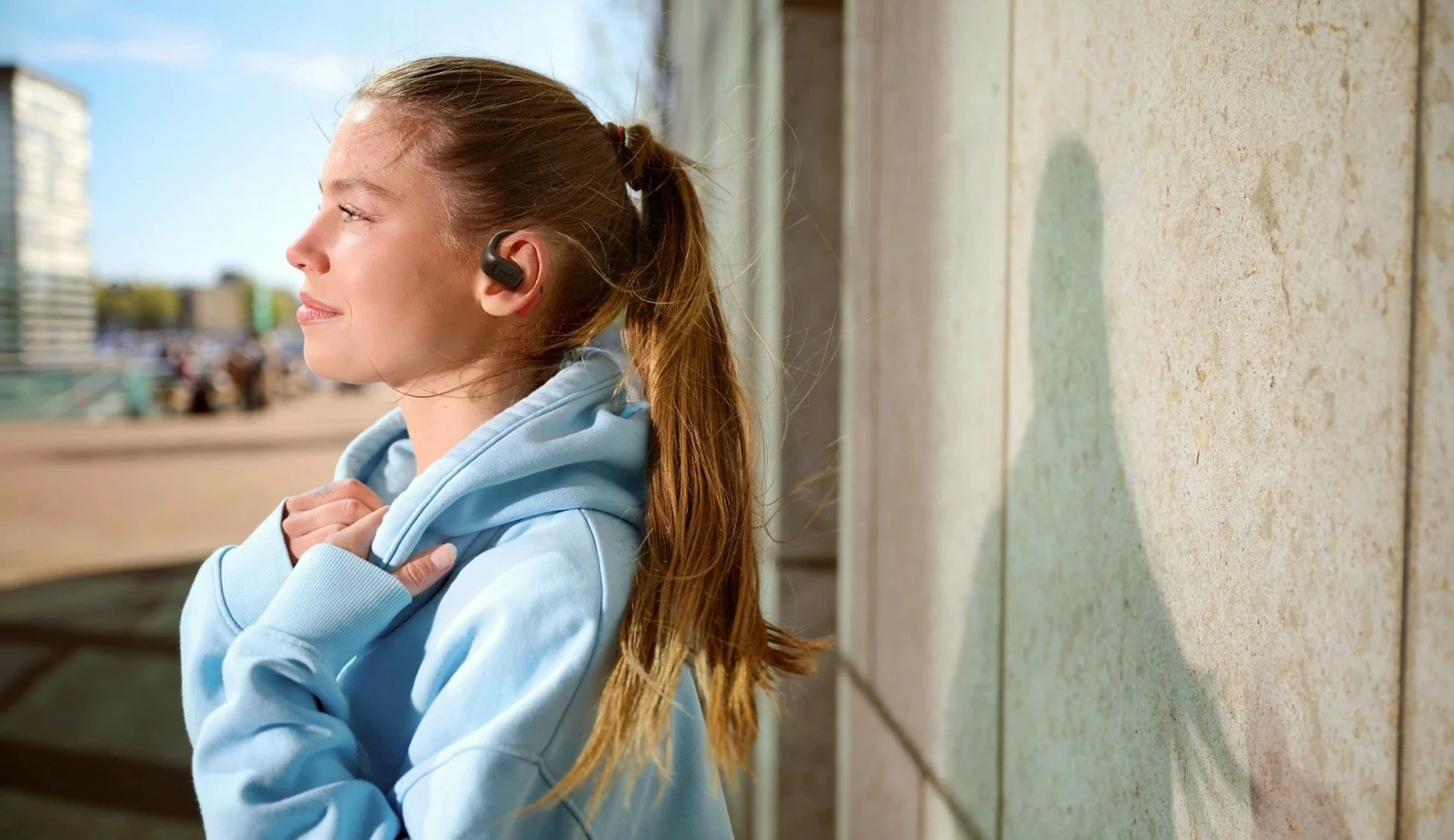 Kufje pa tela TWS, Philips TAA6709BK/00, open-ear sport me varëse mbi vesh, Bluetooth 5.4, IP55, deri 28h, USB‑C, e zezë/kuqe