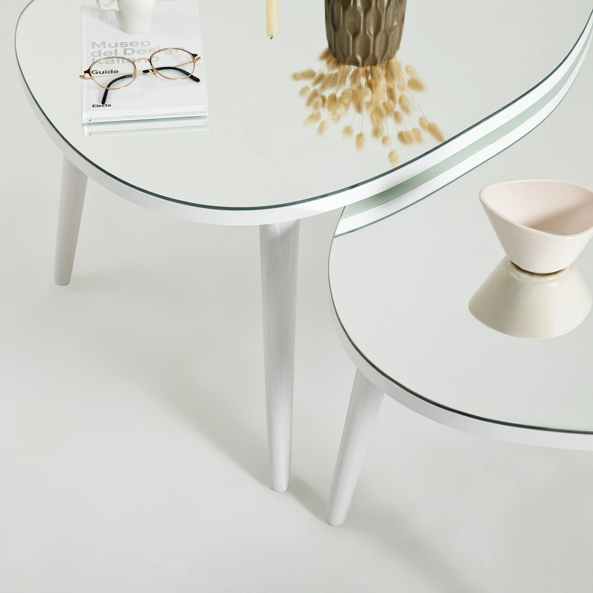Set tavolinash ndihmëse, xham i temperuar, këmbë të bardha, Skye Decor, 2 copë