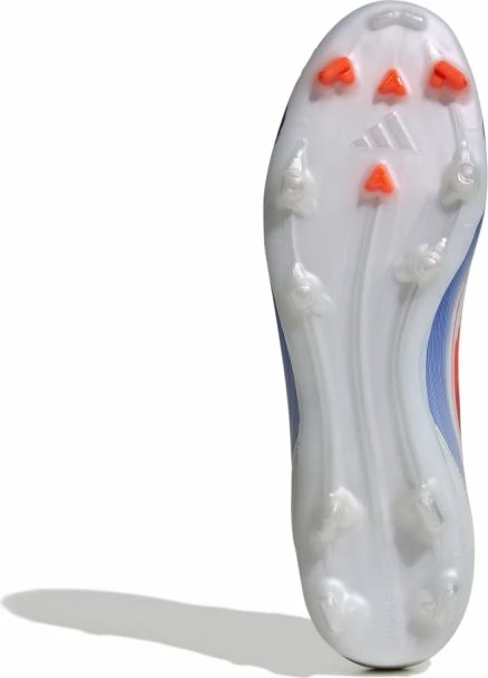 Atlete futbolli adidas, të bardha e blu