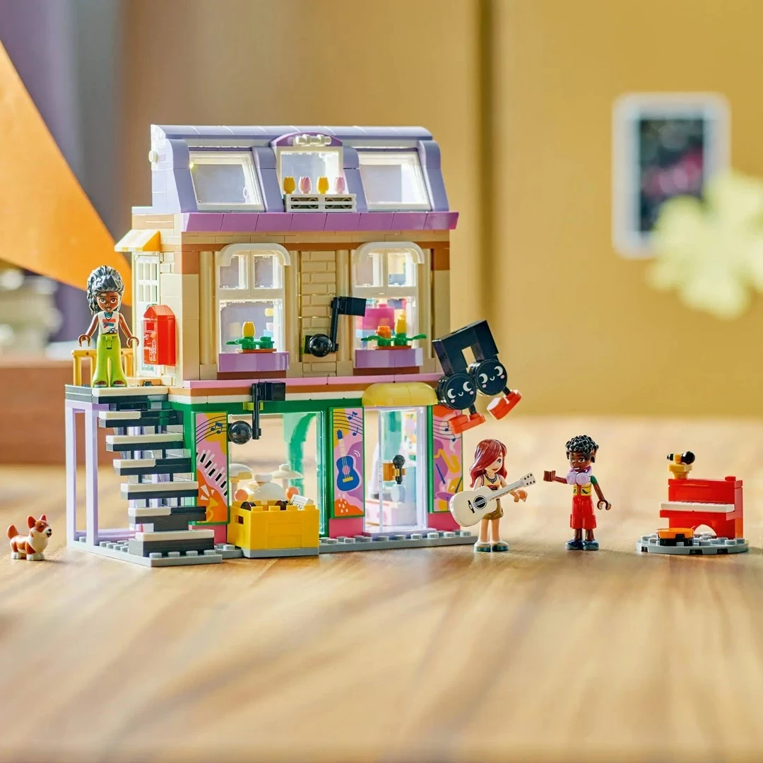 Set LEGO Friends Music Store & Apartment 42653, 3 minifigura, për fëmijë 7+