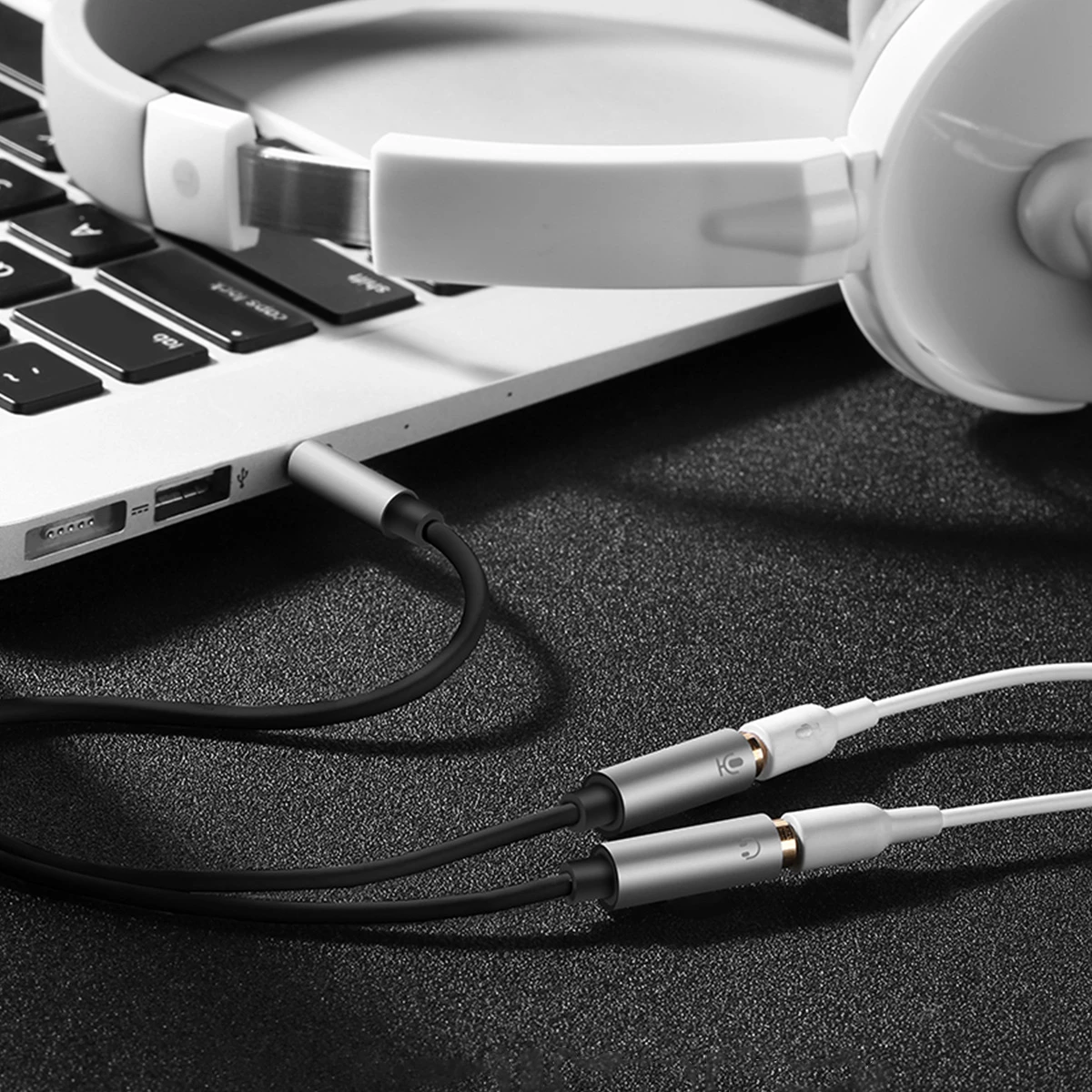 Kabllo ndarëse audio Ugreen AV141, 3.5 mm mini jack mashkull në 2 x 3.5 mm mini jack femër (mikrofon + audio), e zezë
