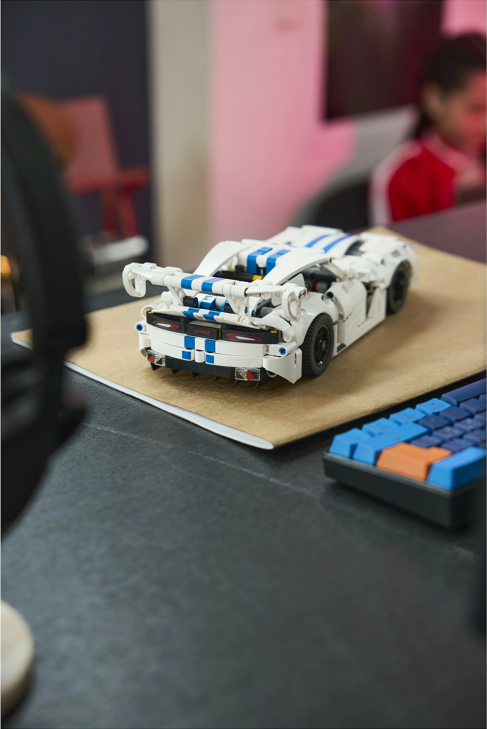 Set LEGO Technic Dodge Viper GTS-R 42234, 805 copë, 10+, bardhë/kaltër