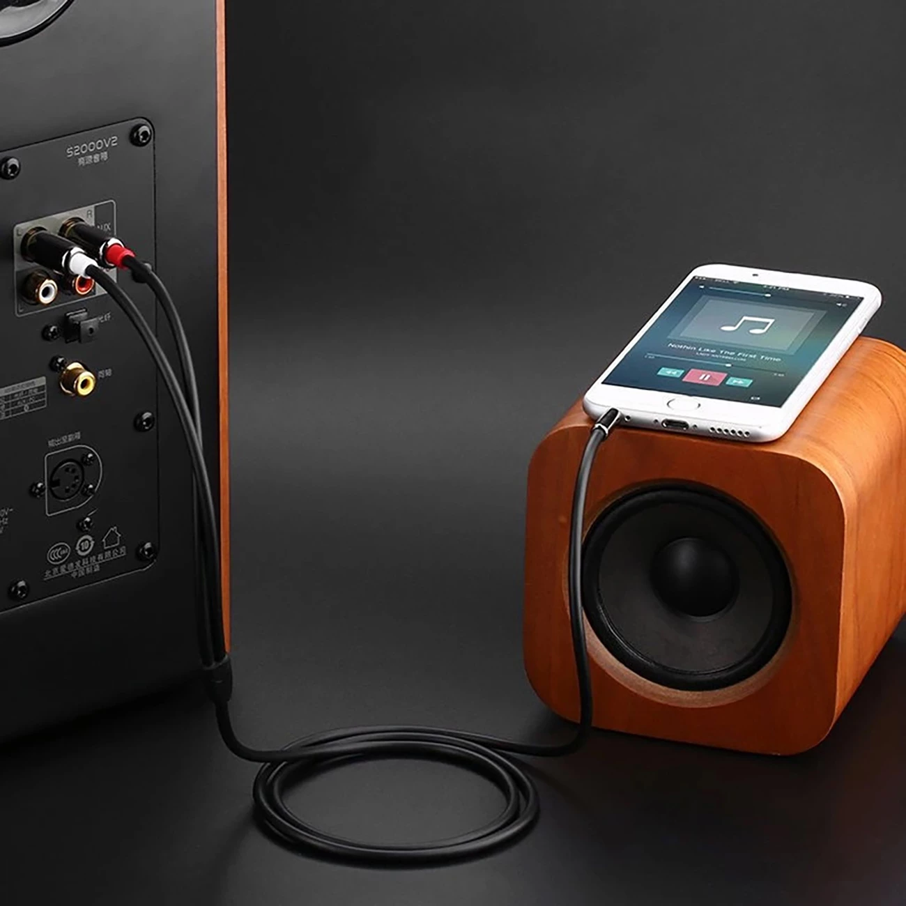 Kabllo audio Ugreen AV116 10584, mini jack 3.5mm në 2RCA, 2m, e zezë