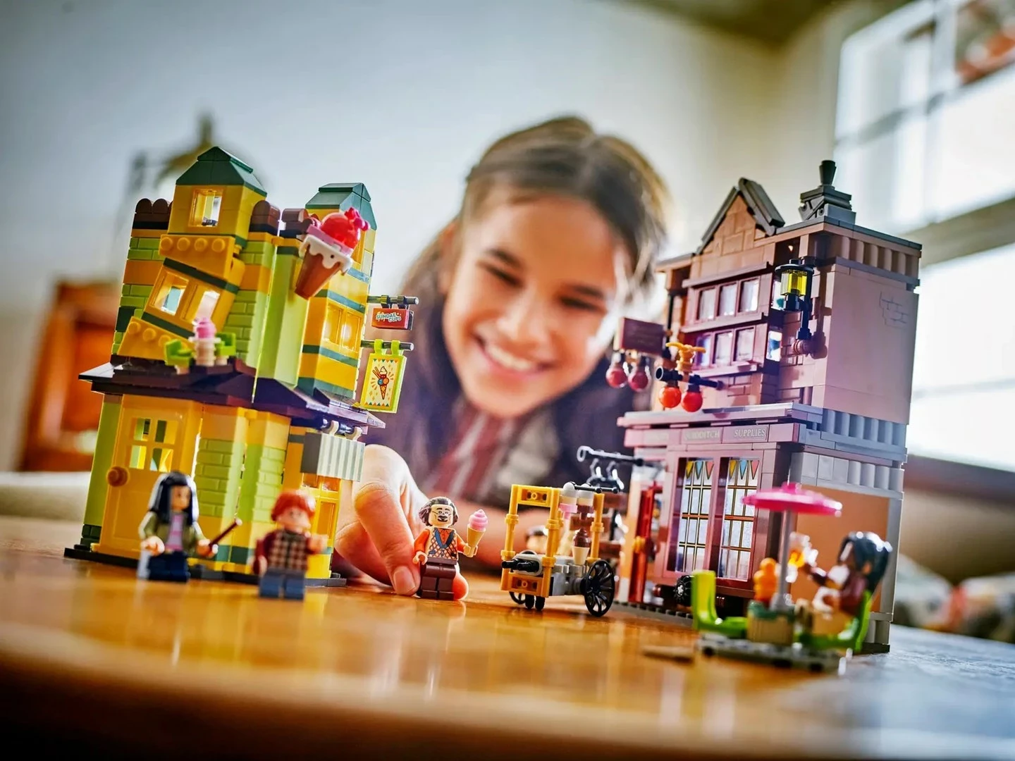 Set LEGO Harry Potter 76452, Quality Quidditch Supplies & Ice Cream Parlour, 795 pjesë, me 6 minifigura