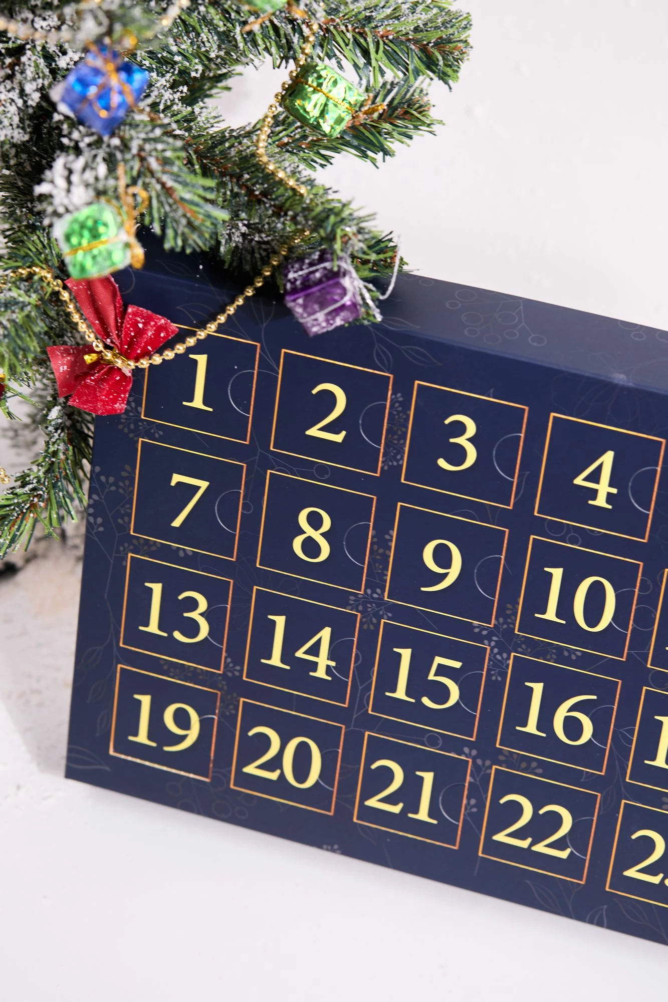 Kalendar advenit Elika Silver, përzierje bizhuterish, ngjyrë argjendi dhe ari, 24 copë