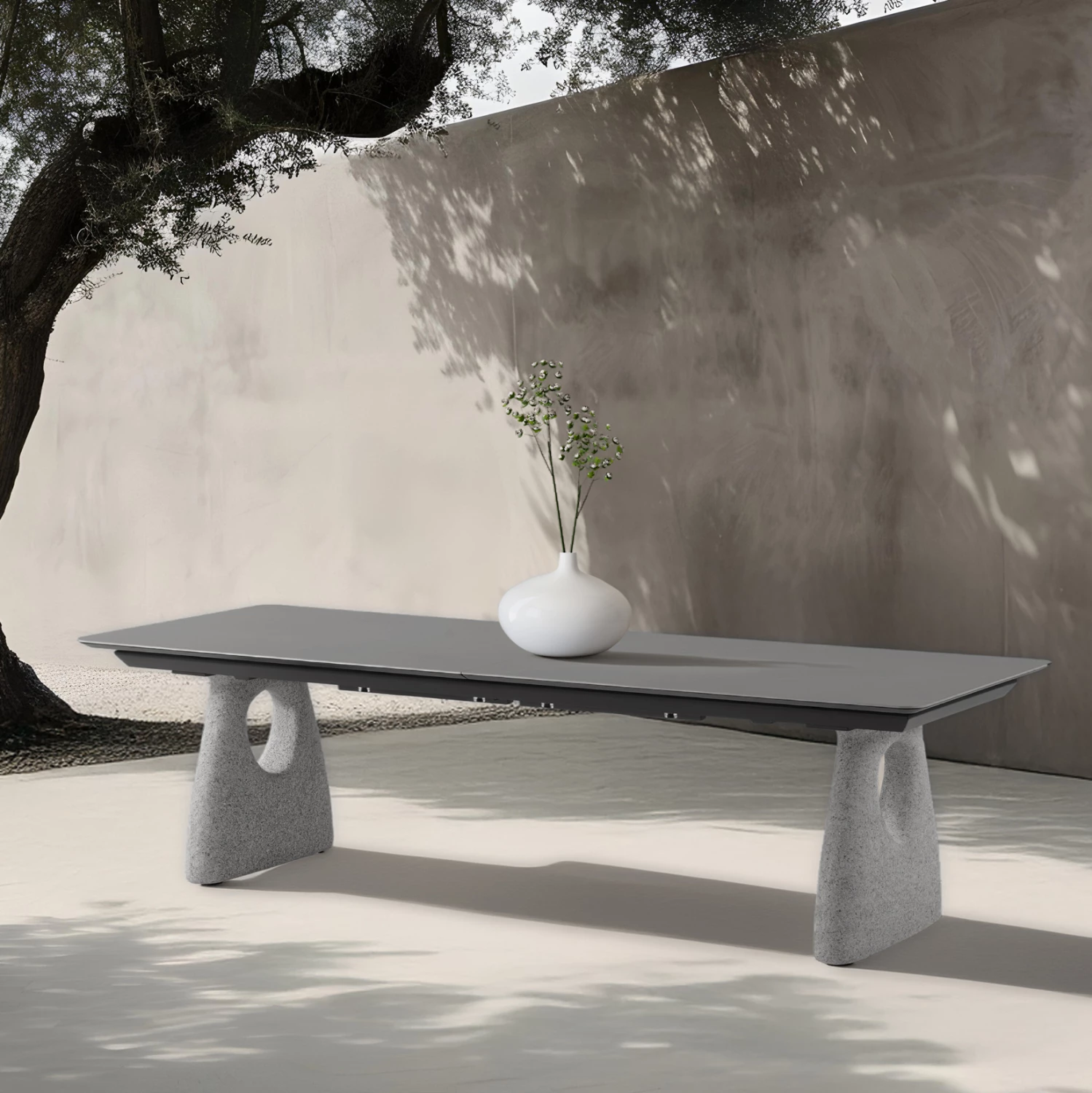 Tavolinë e zgjatshme për jashtë GOFFEN, alumin ngjyrë gri e errët, sipërfaqe prej guri të sinterizuar, 240-300x100x76.5cm