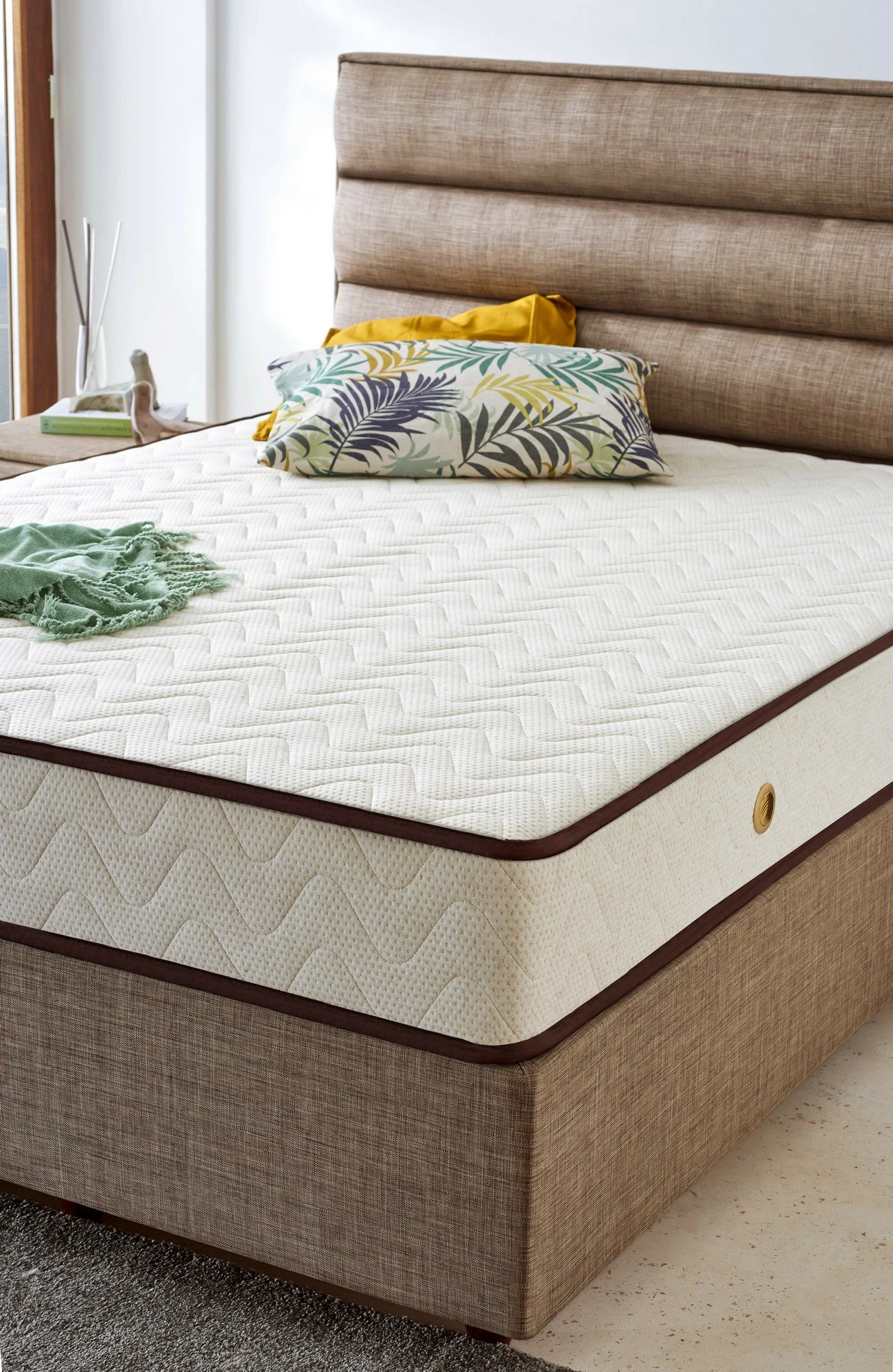 Dyshek luksoz Visco Exclusive, Skye Decor, 140x200 cm, memory foam, i butë, ngjyrë e bardhë/kafe