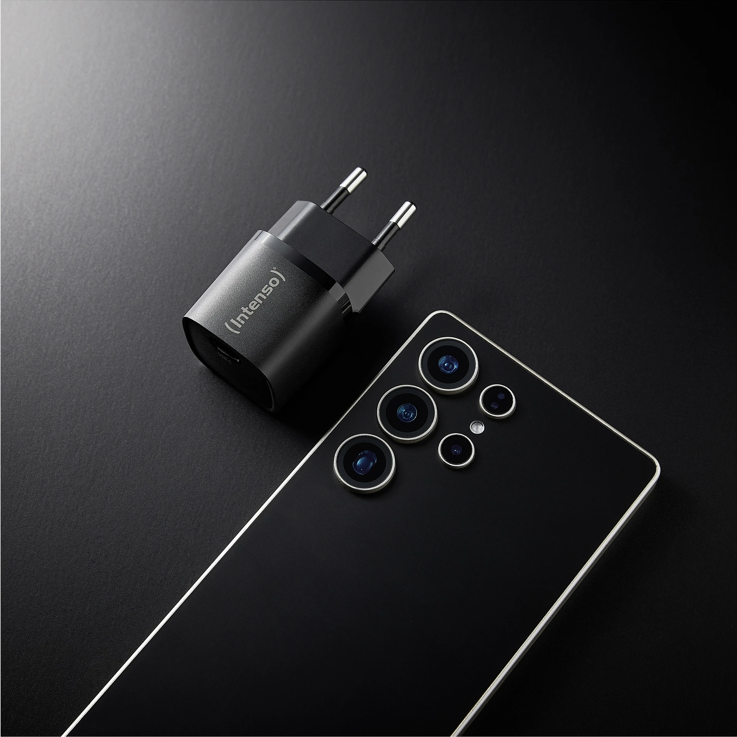 Karikues muri Intenso W30C² GaN, USB-C PD 30W, i zi