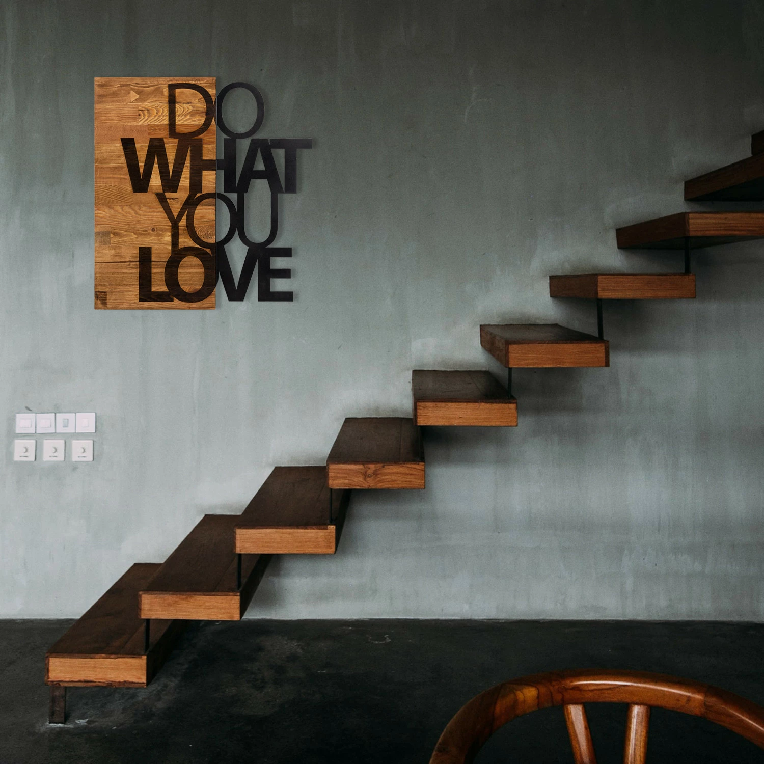 Aksesor dekorativ për mur, dru dhe metal, Wallity, DO WHAT YOU LOVE, ngjyrë e zezë dhe arre, 54x58cm