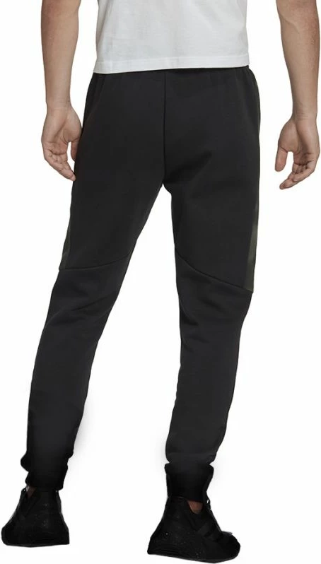 Pantallona sportive adidas për meshkuj, me print kamufloz