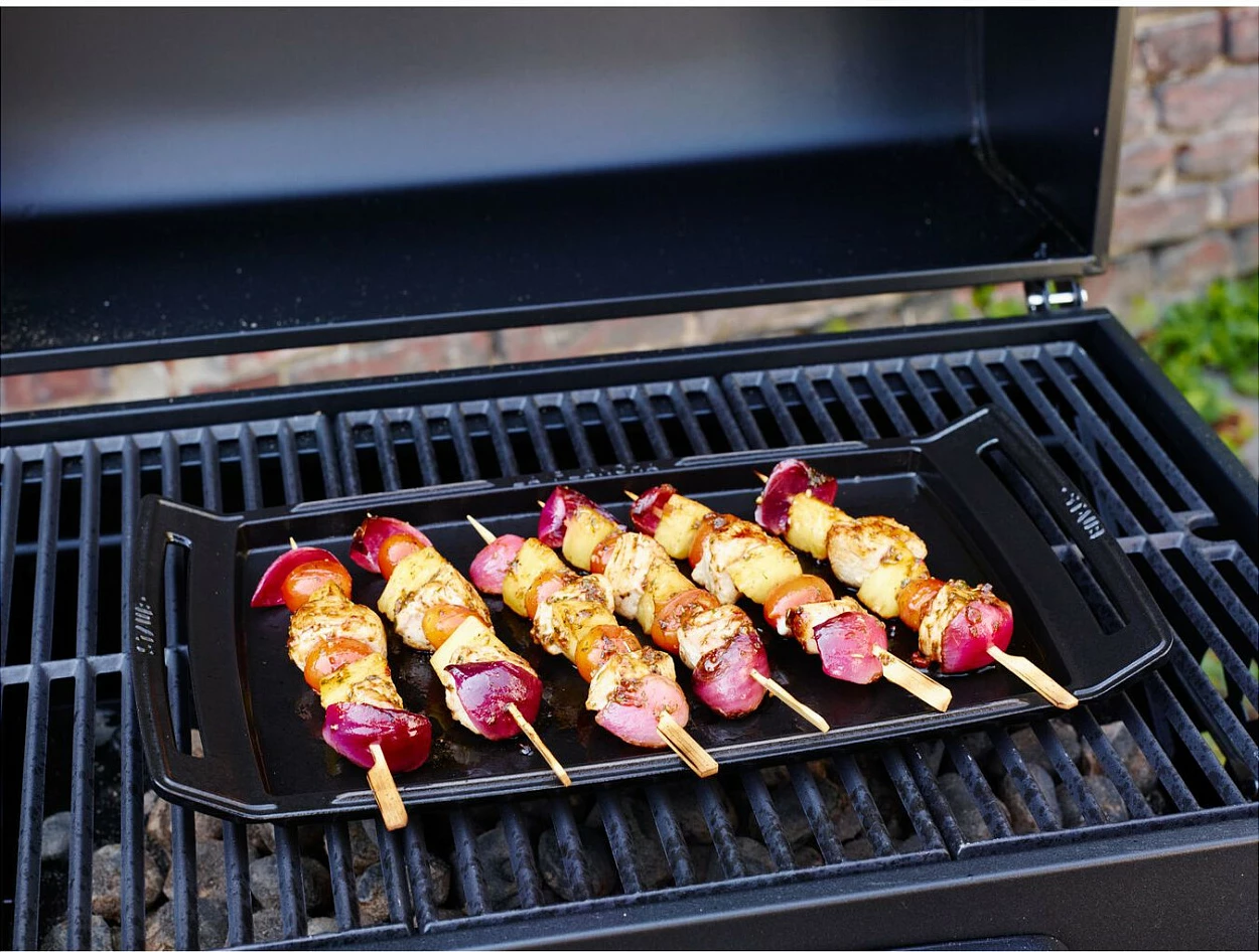Tavë plancha gize Staub 38 cm, për induksion, e zezë