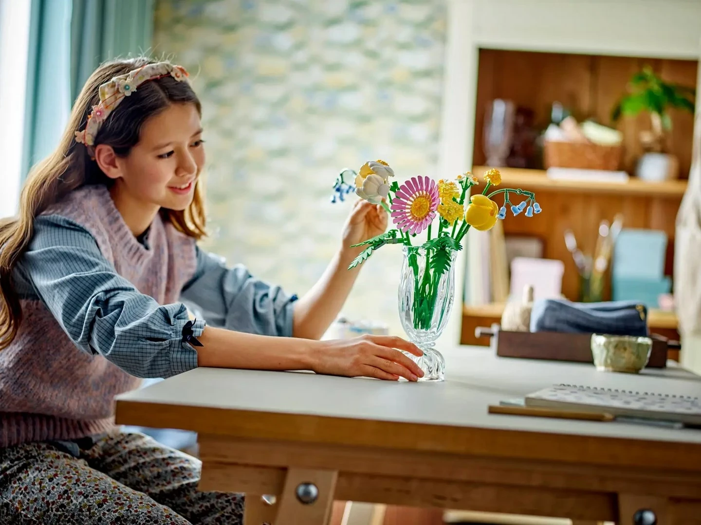 Set LEGO ICONS 10347 Little Sunny Bouquet, 373 pjesë, shumëngjyrëshe