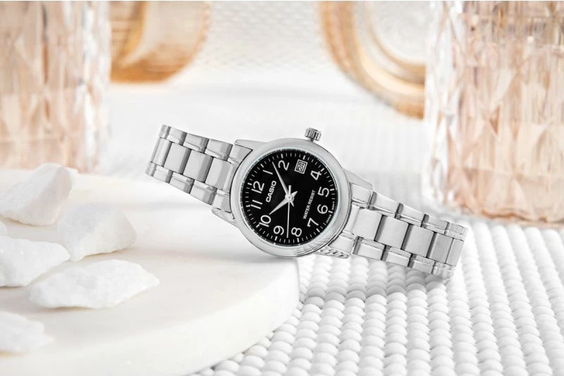 Orë dore për femra CASIO, e zezë