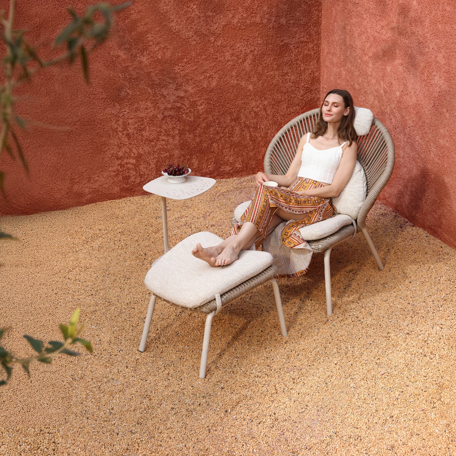 Karrige lounge me këmbështetëse këmbësh Temporal, alumin ngjyrë fildishi, jastëkë bezhë, 83.5x91x115cm