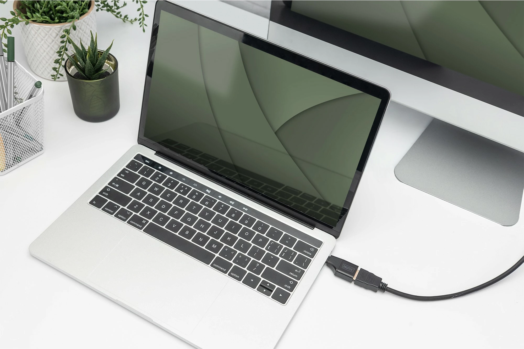 Adapter Digitus USB-C në HDMI, 4K, 5cm, zi