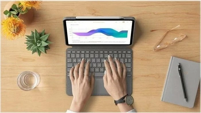 Tastierë me mbrojtëse Logitech Combo Touch për iPad Pro 13 M4, me ndriçim dhe trackpad Multi-Touch, 920-012669, e zezë