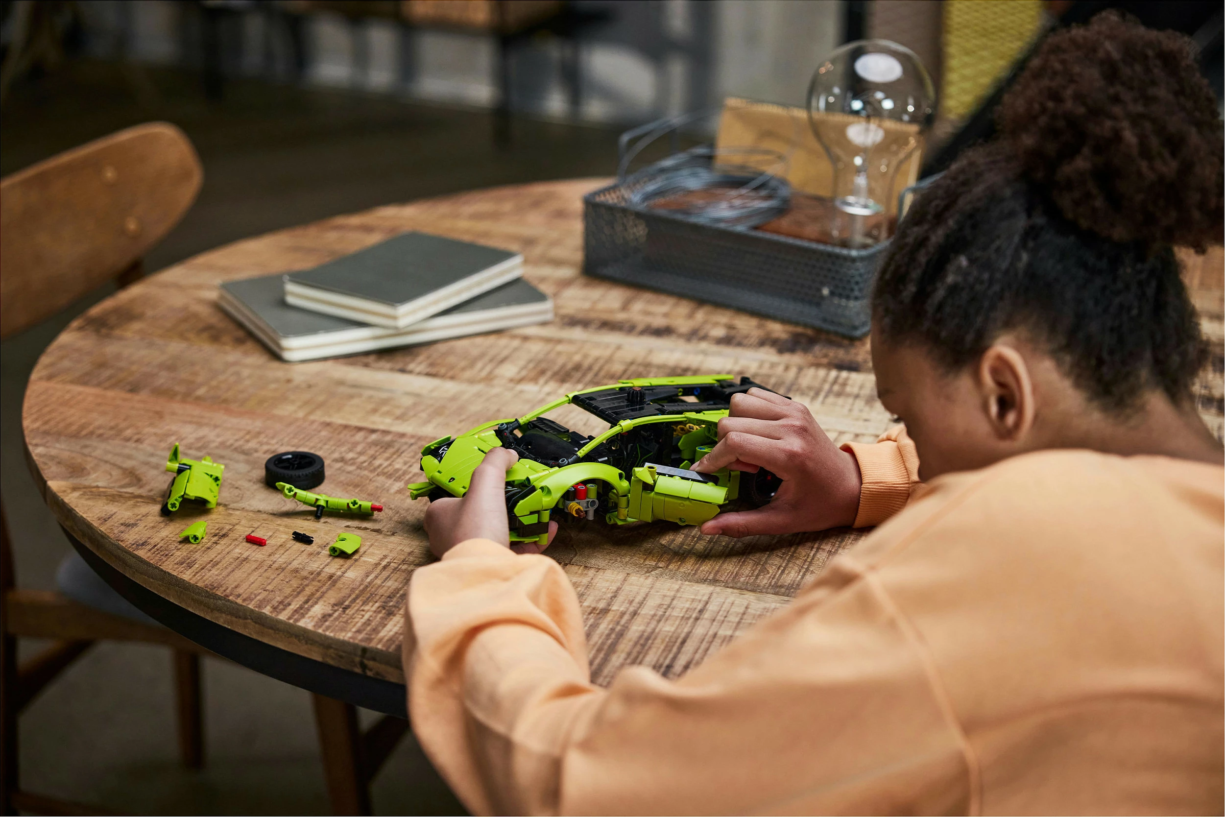 Set ndërtimi LEGO Lamborghini Huracán Tecnica, 806 pjesë, shumëngjyrësh