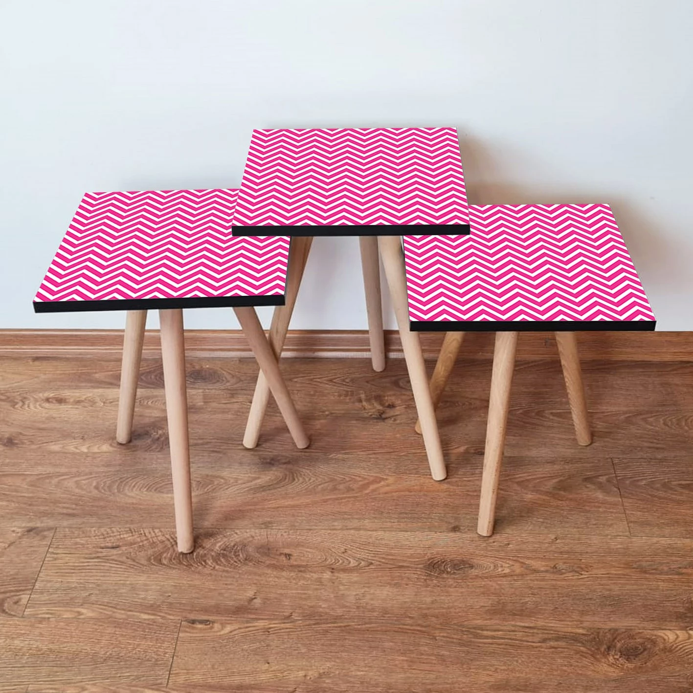 Set tavolinash ndihmëse, 3 copë, ngjyrë fuchsia dhe e bardhë, Skye Decor, 3Shp242